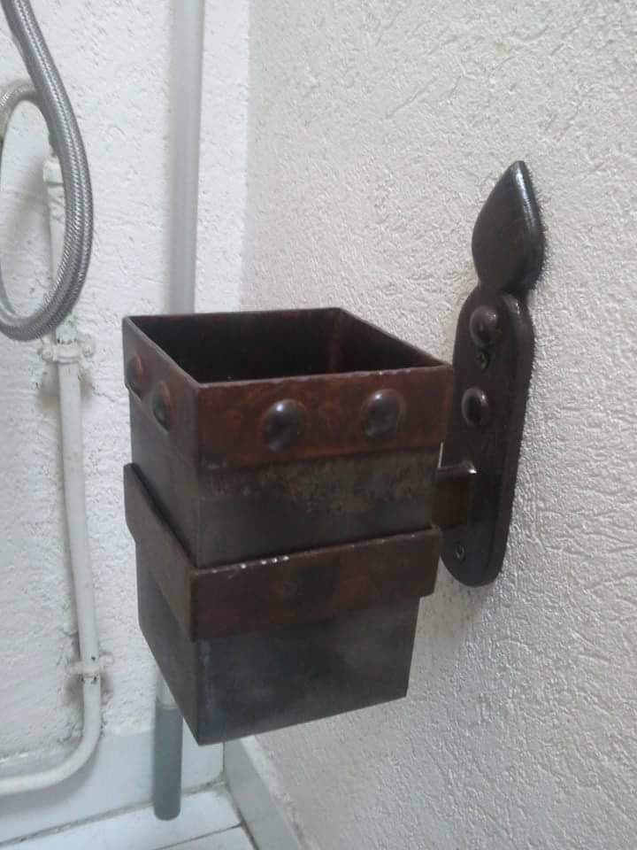 Bac pour brosse de toilette.